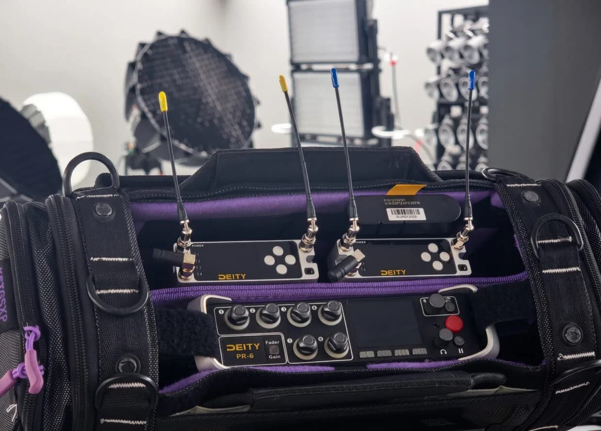 Dos receptores Deity D4RX montados en una bolsa de sonido junto a un grabador PR-6